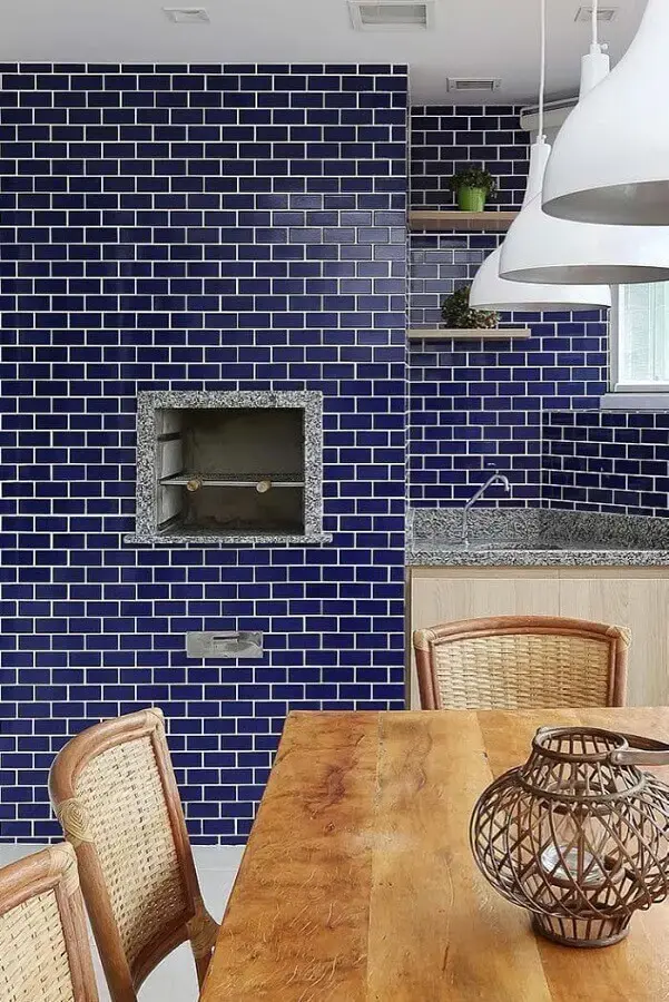 decoração varanda gourmet com churrasqueira e azulejo azul royal Foto Otimizi - Otimizi Ambientes
