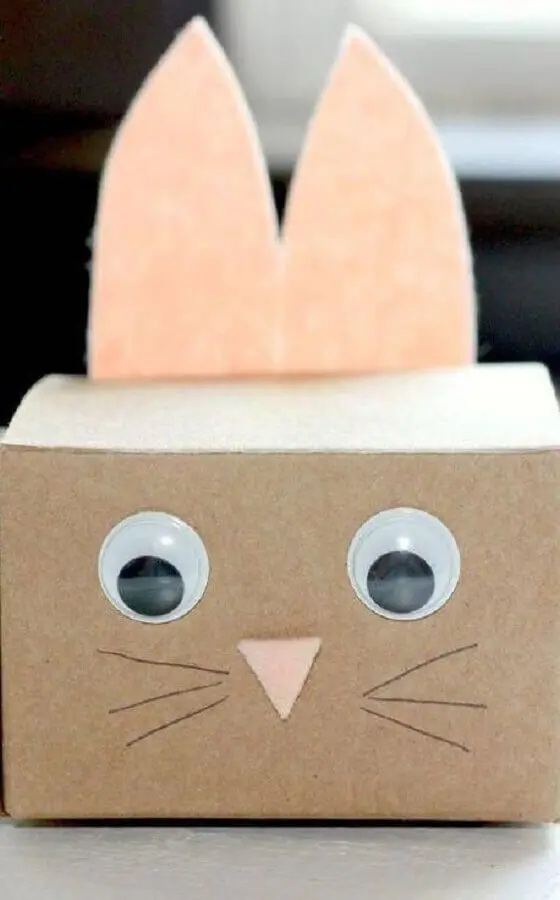 divertida caixa de papelão decorada com carinha de coelho  Foto Home Decoo