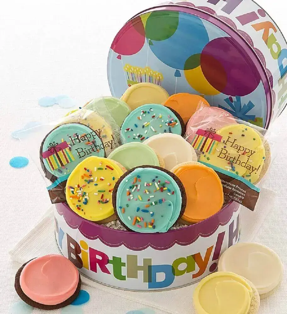 doces coloridos para festa na caixa de aniversário - Foto Cheryls