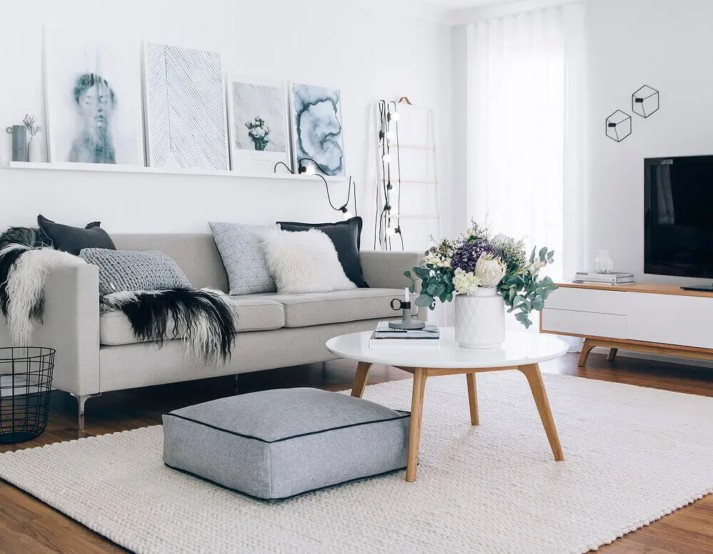 estilo hygge para sala minimalista com sofá cinza e quadros decorativos Foto Atlantic Home Furnishings Limited