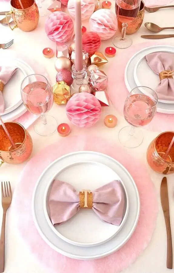 festa de 15 anos com decoração de mesa em tons de rosa 