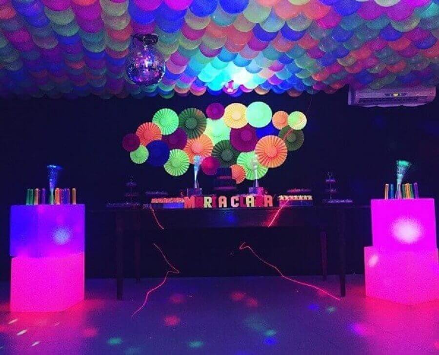 festa de 15 anos simples com tema neon 