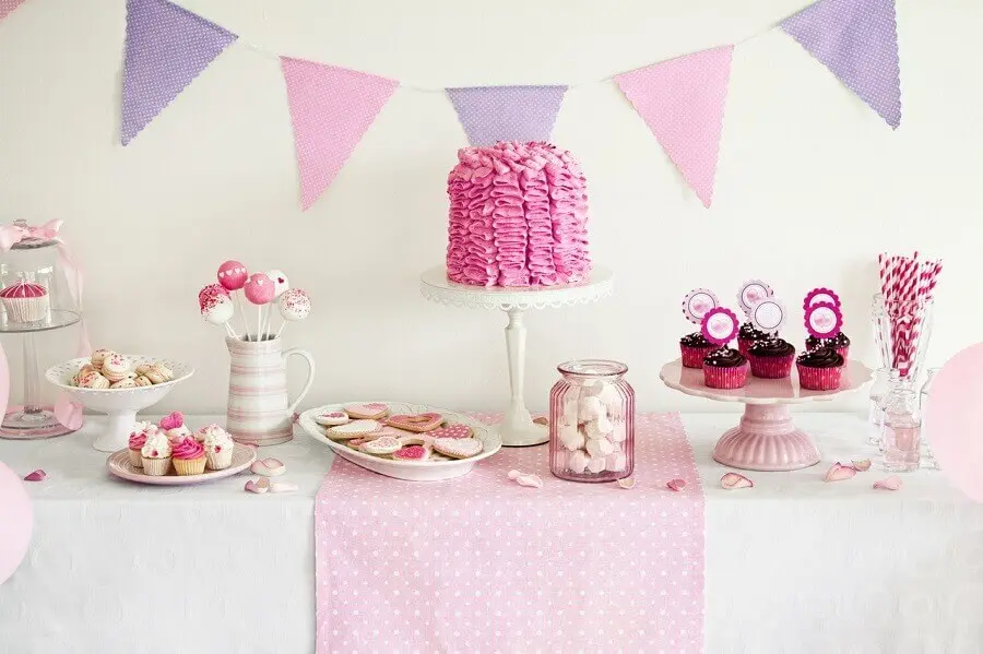 festa de 15 anos simples decorada em tons de branco lilás e rosa 