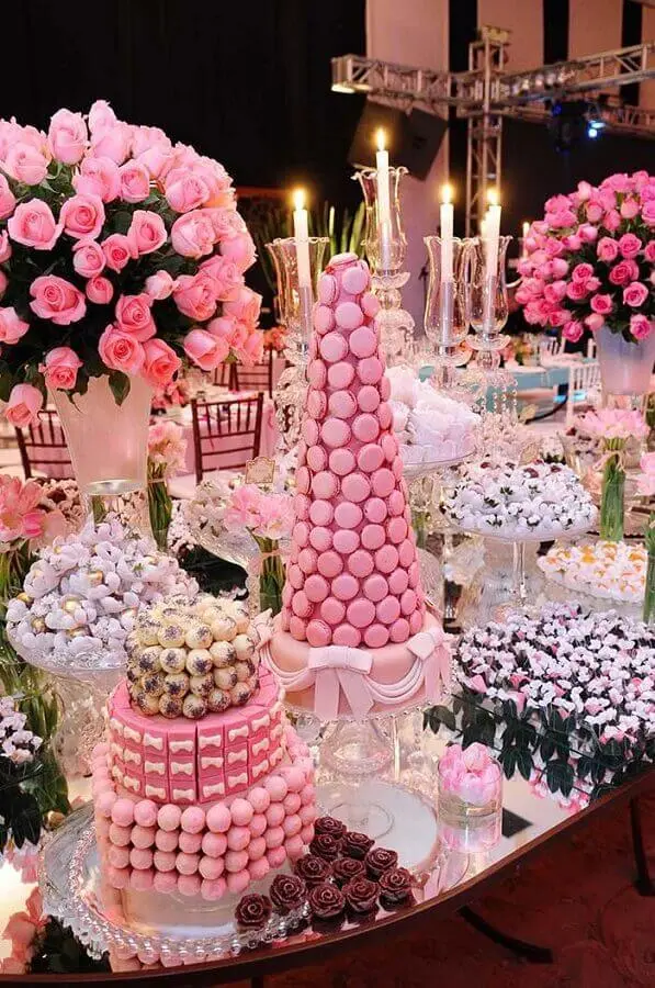 festa de 15 anos sofisticada decorada com velas flores e macarons 