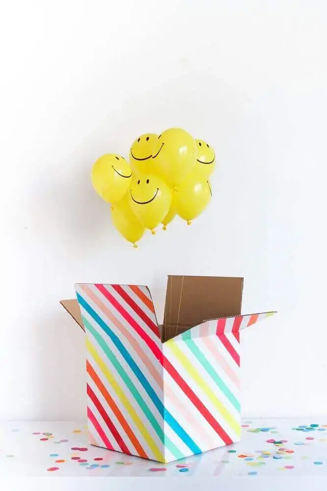 festa na caixa com balões amarelos