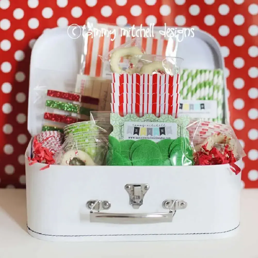 festa na caixa com decoração verde e vermelha - Foto Tammy Mitchell Designs