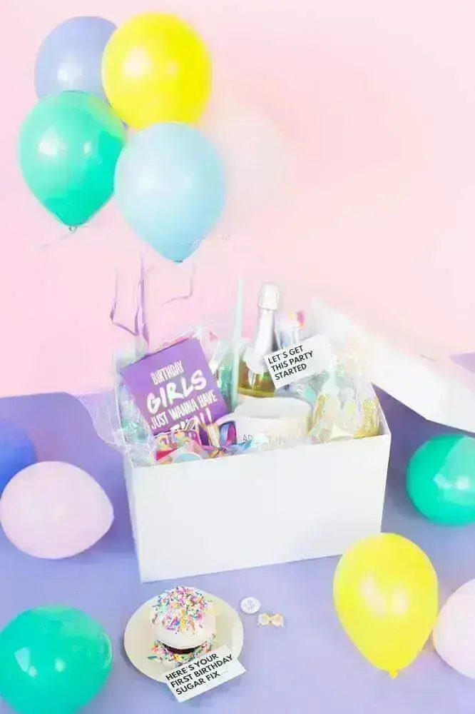 festa na caixa de aniversário com balões - Foto Studio DIY