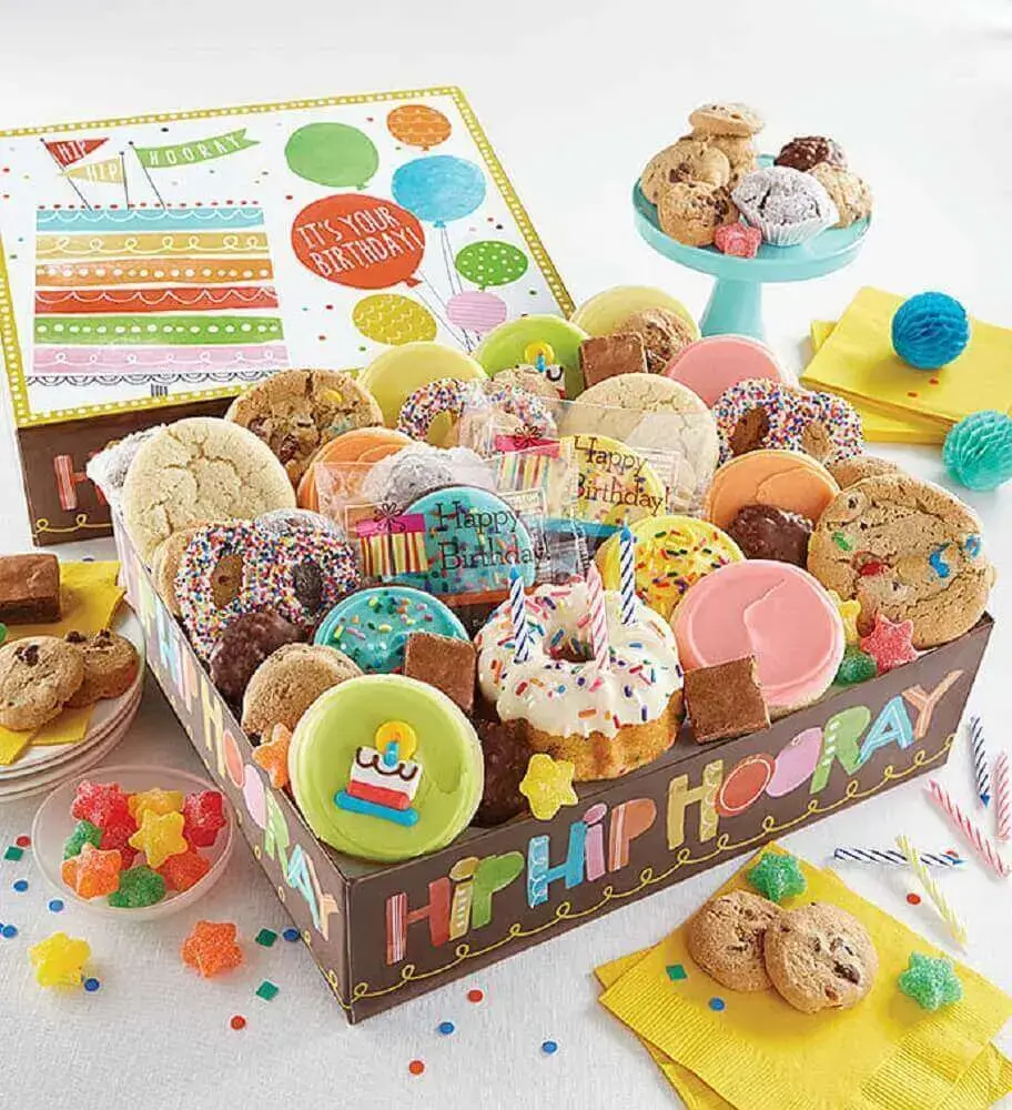 festa na caixa de aniversário recheada de doces - Foto Cheryl's Cookies
