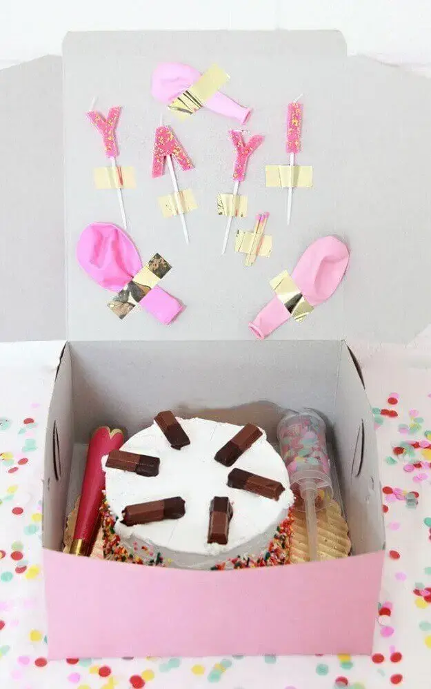 festa na caixa para aniversário com bolo e jujubas - Foto - Home Decoo