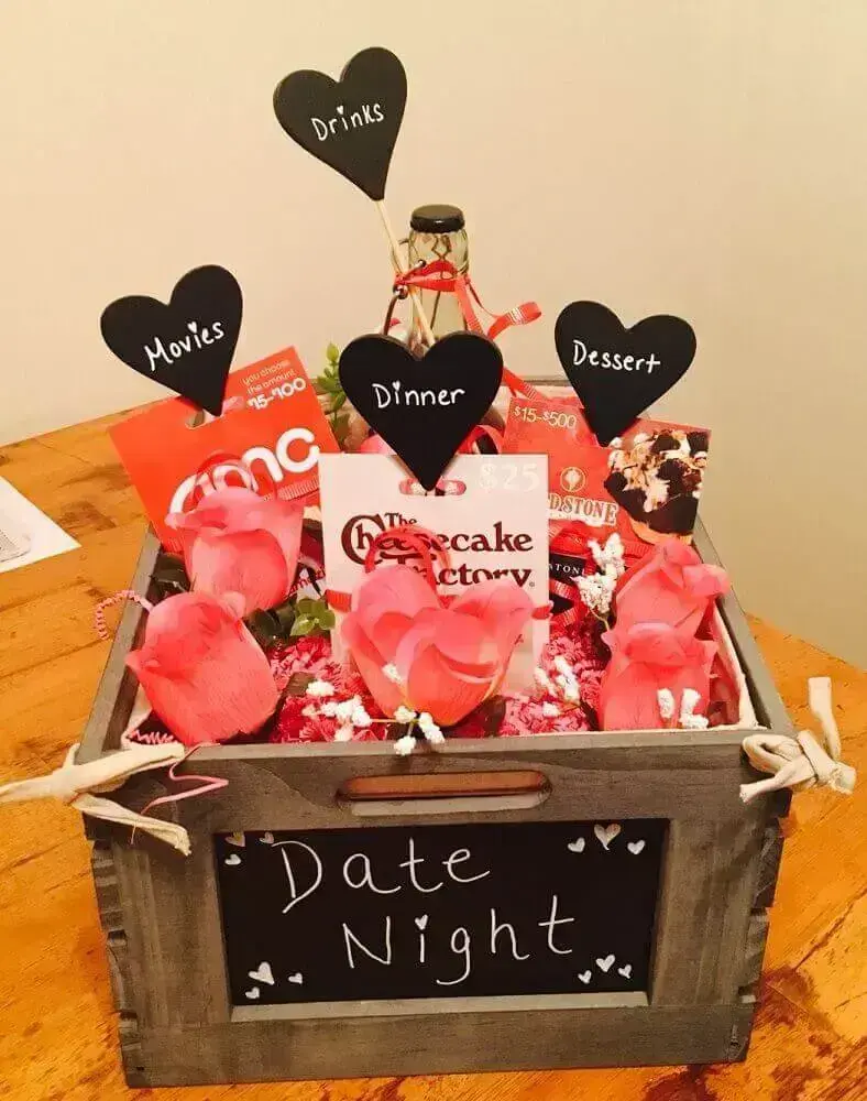festa na caixa romântica decorada com corações e rosas vermelhas - Foto Pinterest