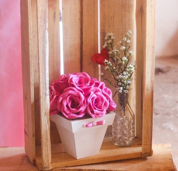 Arranjo delicado feito com flores de EVA rosa
