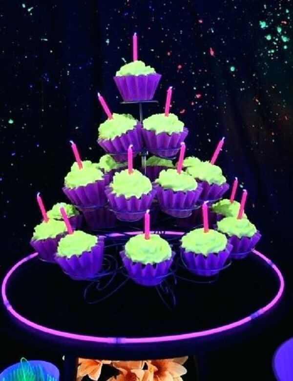 Os cupcakes podem receber coberturas coloridas na festa neon