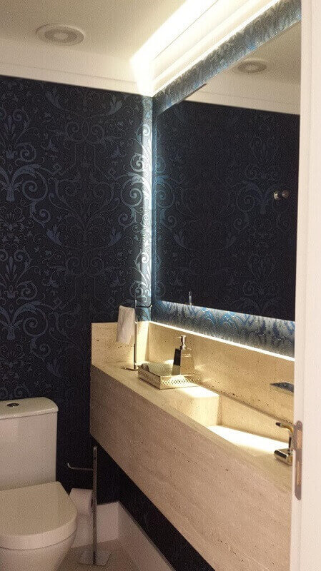 lavabo requintado decorado com papel de parede azul e pia esculpida travertino Foto Home Decoo