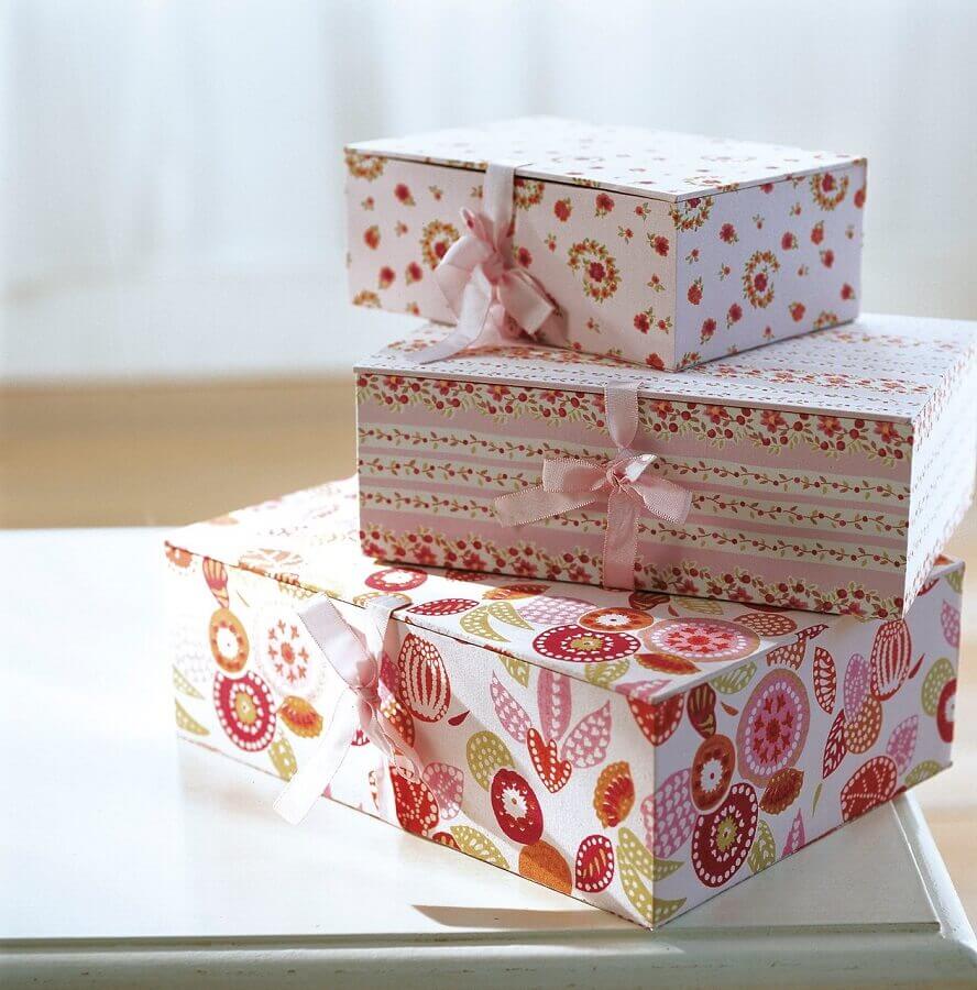 lindas caixas decoradas com tecido e fecho de fita de cetim Foto Elmueble