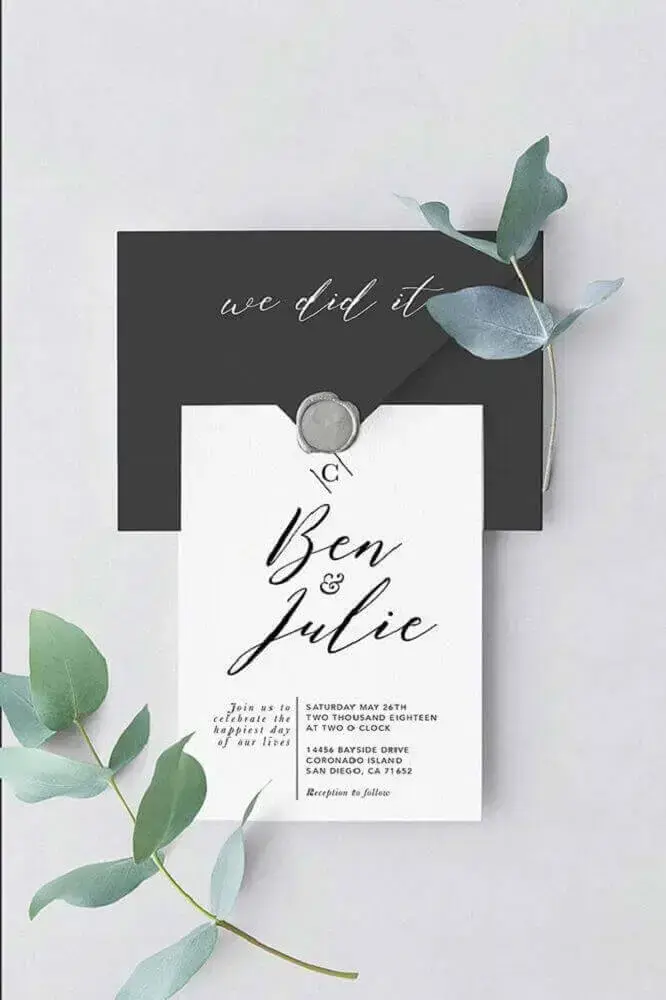 modelo clássico de convite de casamento simples com cartão branco e envelope preto 
