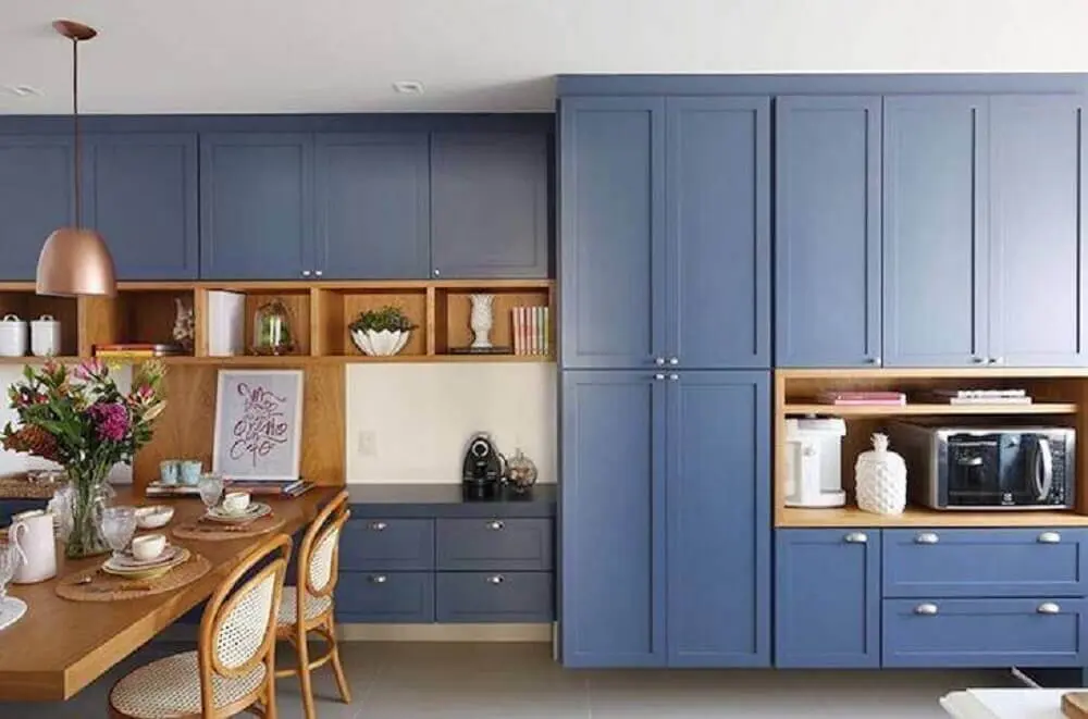 modelo de armário de cozinha retrô azul com mesa de madeira
