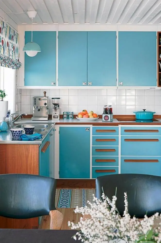 modelo de armário de cozinha retrô com bancada de madeira e porta azul