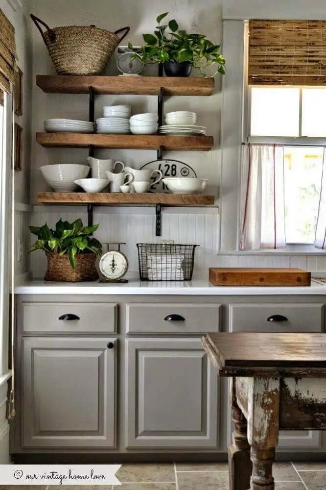 modelo de armário de cozinha retrô com prateleiras de madeira 