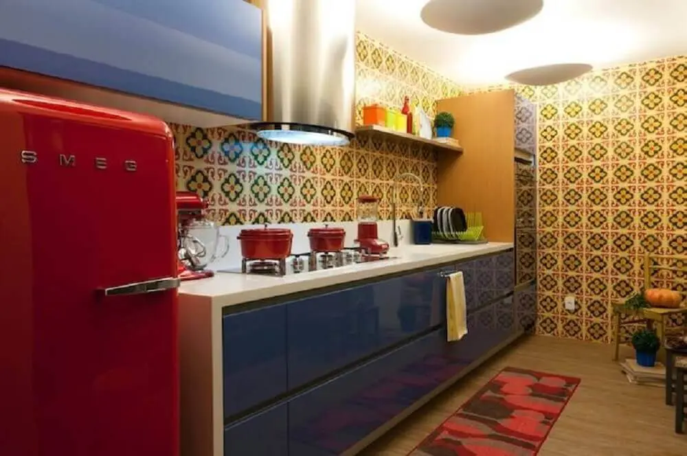 modelo de azulejo retrô para cozinha com geladeira vermelha e armário azul 