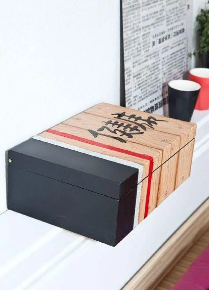 modelo de caixa de madeira decorada com tinta e símbolos orientais Foto Home Decoo