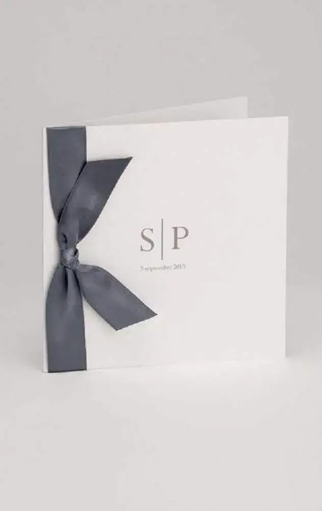 modelo de convite de casamento simples e minimalista com laço de cetim preto 