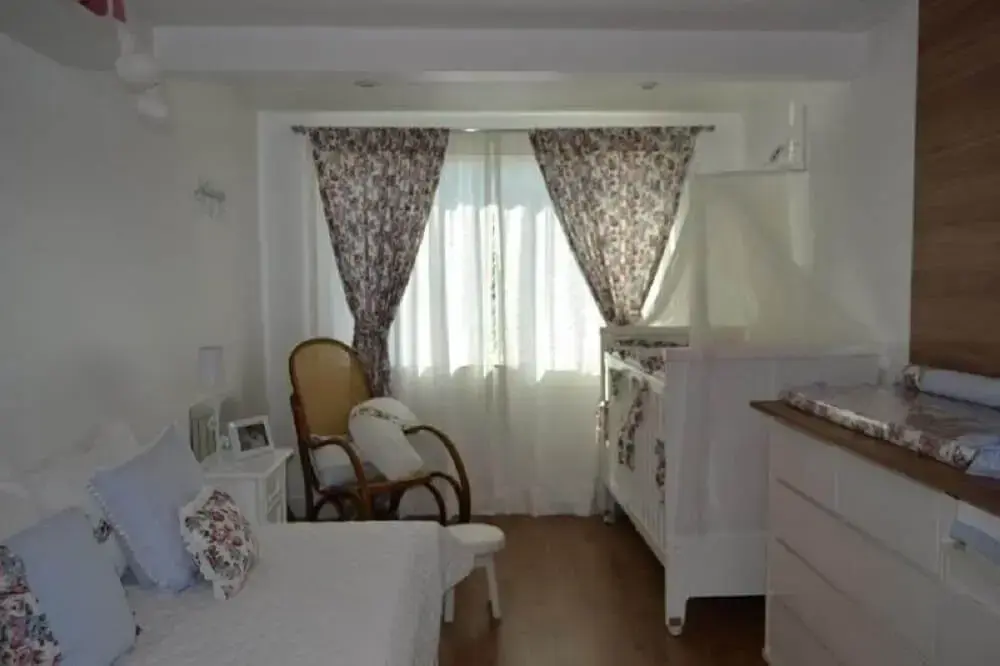 modelo de cortina para decoração de quarto de bebê simples e pequeno machadoenobili