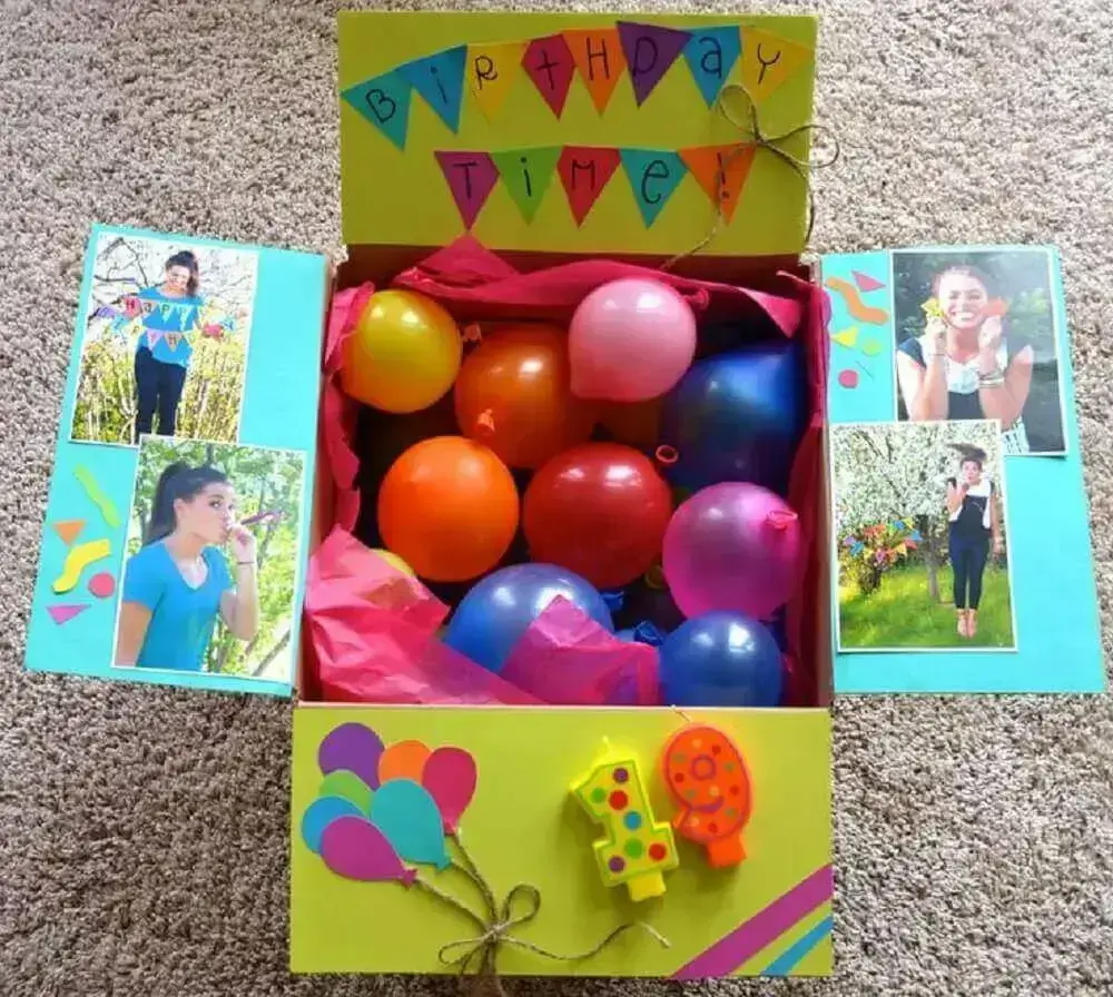party model in the box decorated with colored balloons - Foto Pinterest