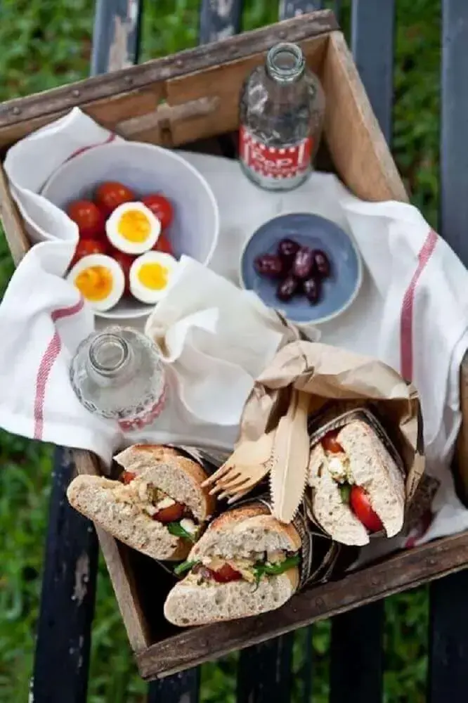 modelo de festa na caixa simples com sanduíches - Foto - Pinterest