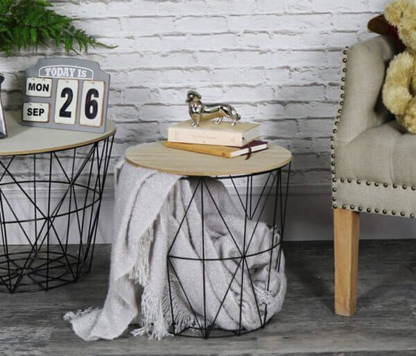 modelo de mesa lateral feita com cesto de roupas e tampo de madeira