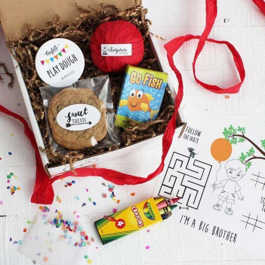 modelo simples de festa na caixa infantil -Foto confetti gift company