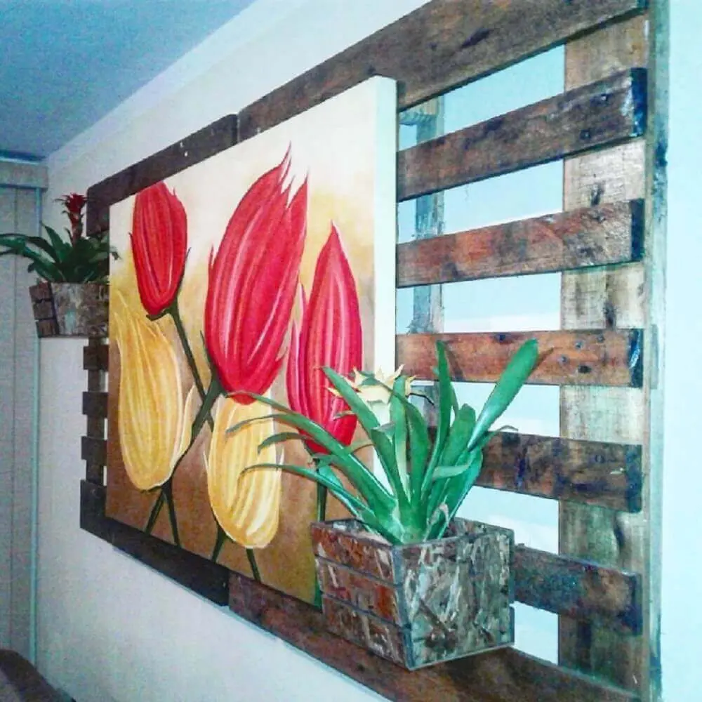 painel de pallet para decoração com quadros e plantas 