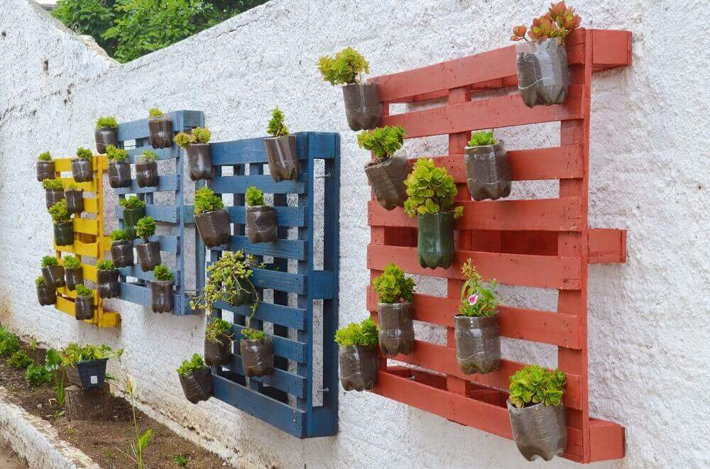 painel de pallets coloridos para decorar jardim vertical 