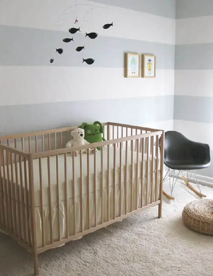papel de parede listrado cinza para decoração de quarto de bebê simples Foto Mum's Grapevine