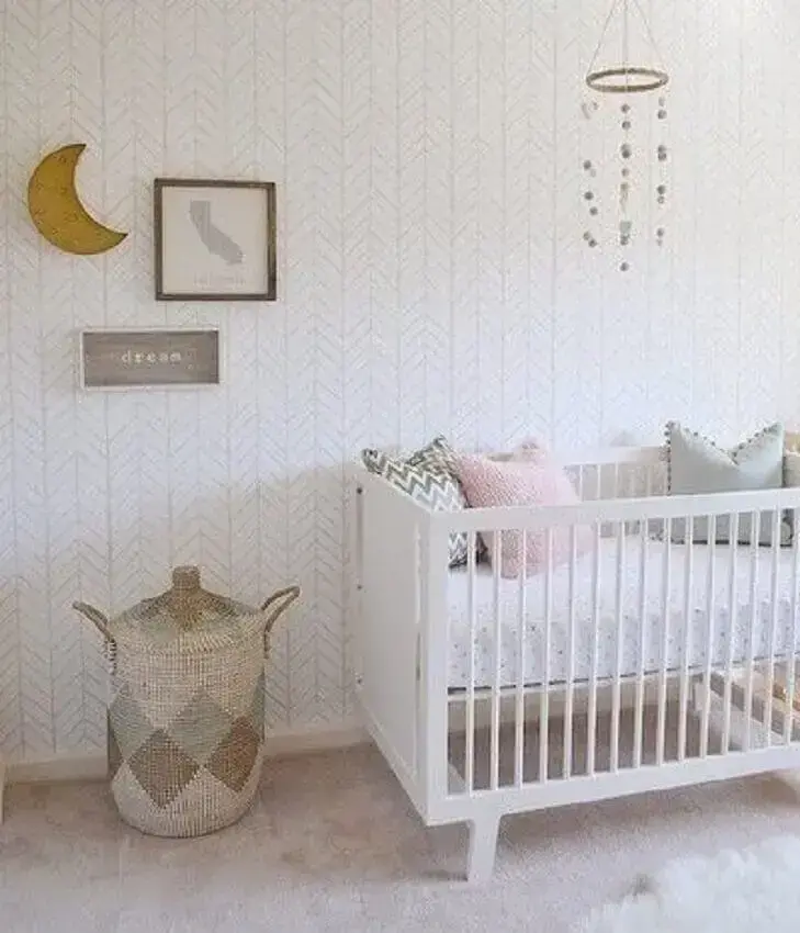 papel de parede para decoração de quarto de bebê simples com berço branco e móbile Foto Project Nursery