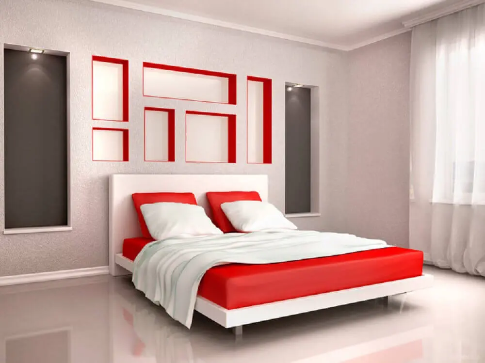 quarto branco com detalhes em vermelho para decoração - Foto InteriorCharm