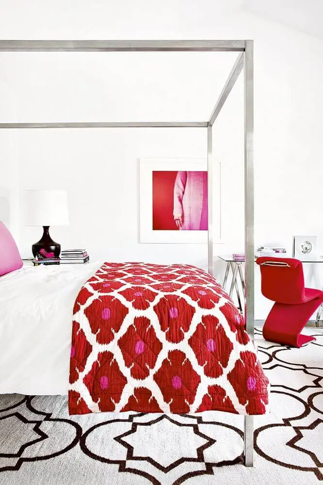 quarto branco com detalhes vermelhos na decoração - Foto MyDomaine AU