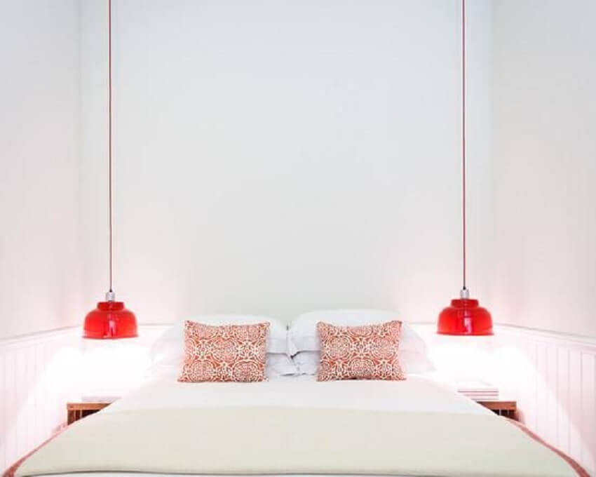 quarto branco com pendentes vermelhos - Foto Pinterest