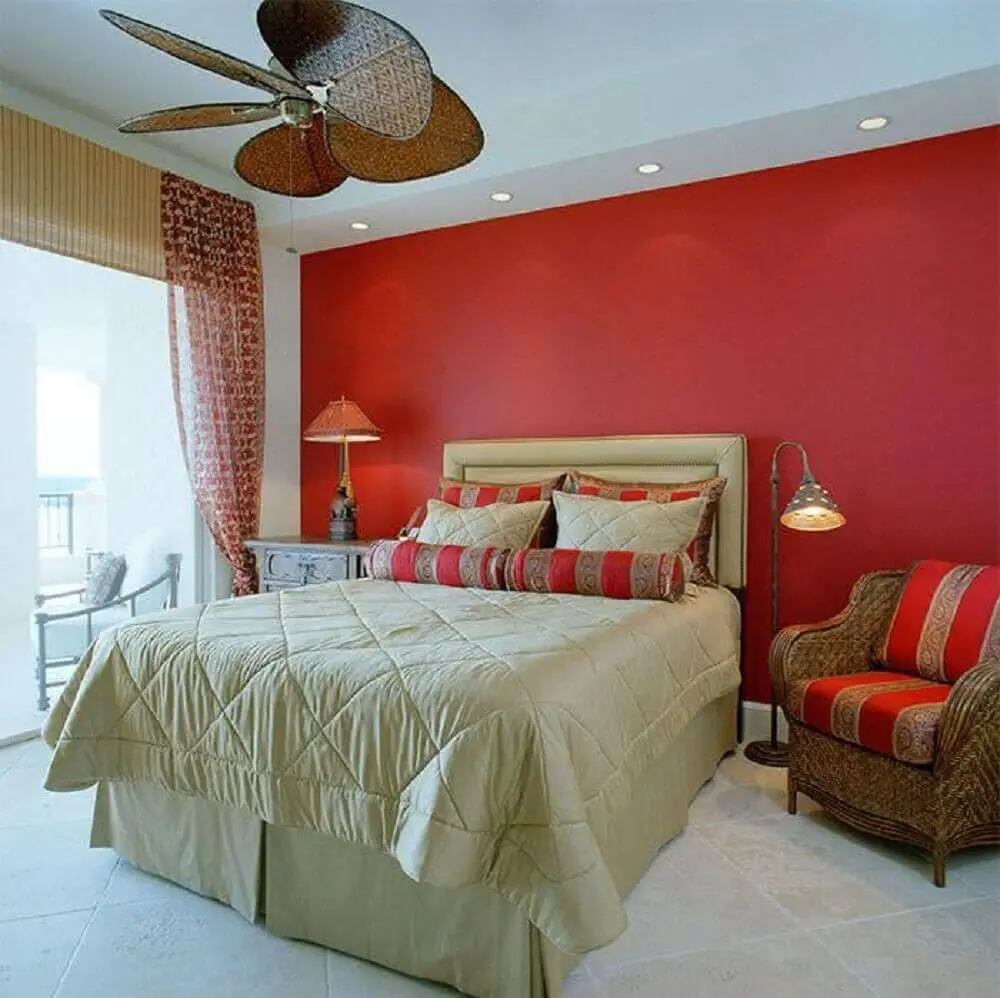 quarto com parede vermelha e decoração em tons de bege - Foto Dweef