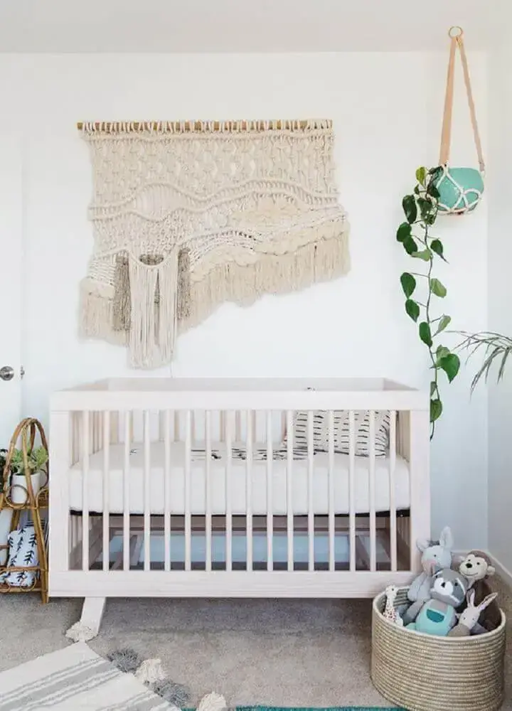 quarto de bebê feminino simples e barato decorado com vasos de plantas e macramê Foto 100layercakelet