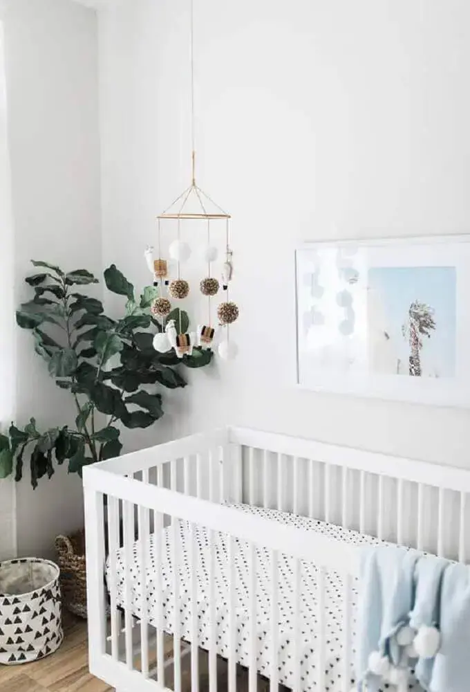 quarto de bebê simples com decoração minimalista com plantas e móbile Foto Home Decoo