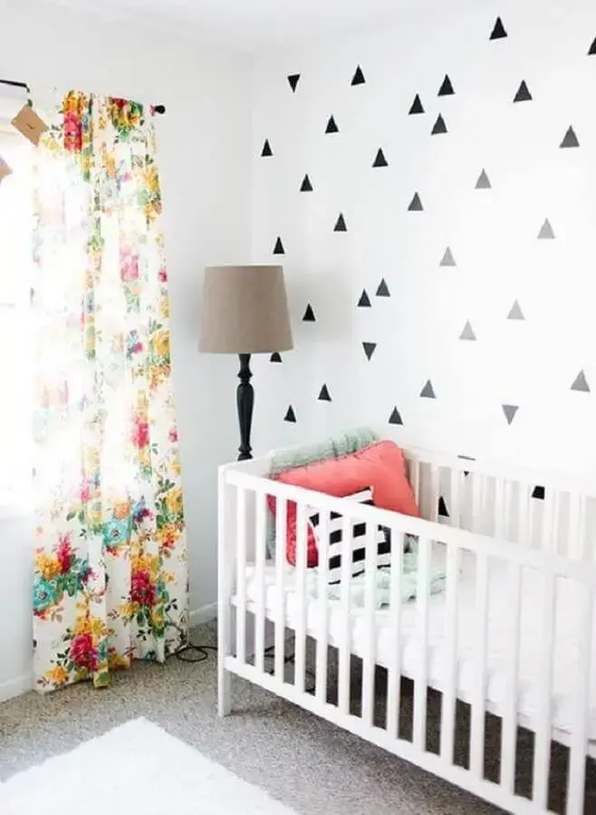 quarto de bebê simples decorado com cortina colorida e papel de parede com triângulos pretos Foto Mil Dicas de Mãe