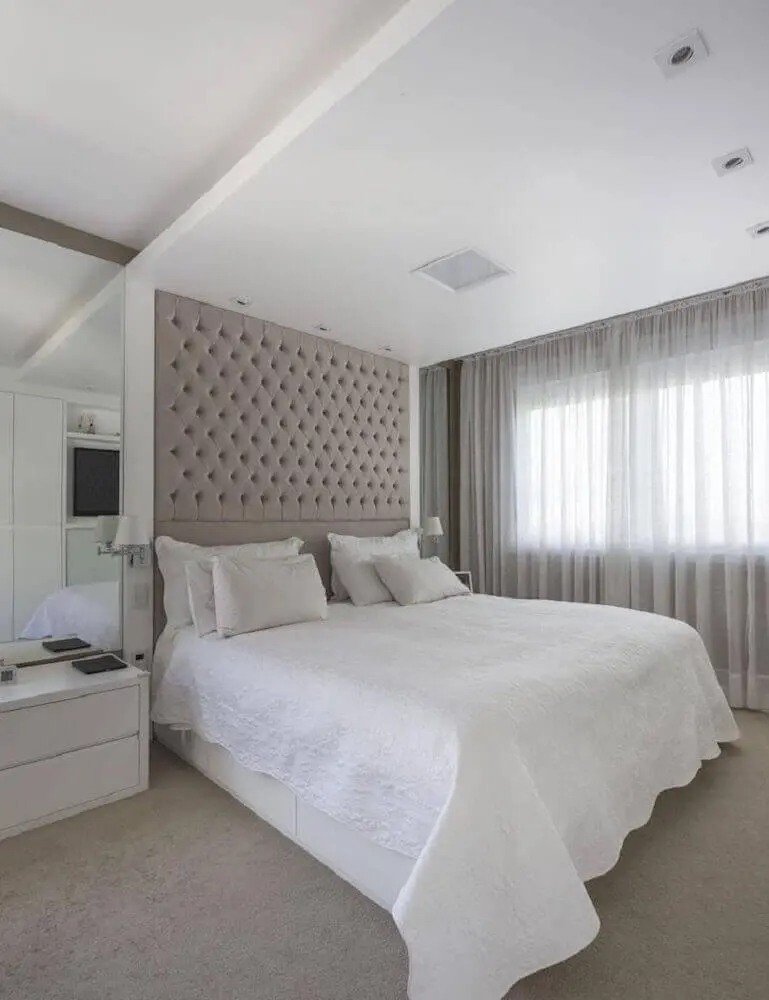 quarto de casal clean com cabeceira de cama capitonê até o teto- Foto Kali Arquitetura