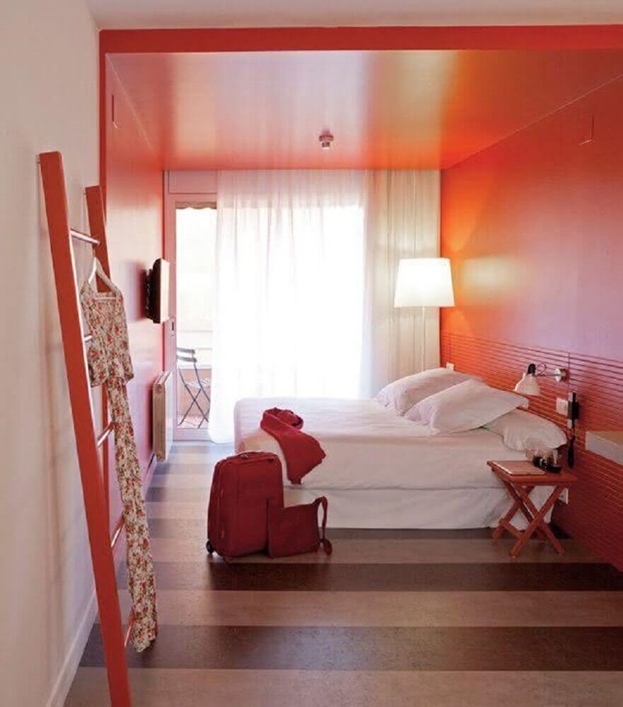 quarto de casal com parede e teto vermelho - Foto Park Land Country Club Homes