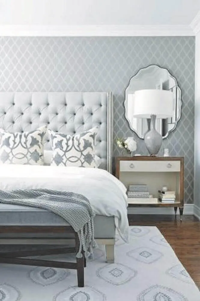 quarto de casal decorado em tons de cinza com papel de parede espelho e cabeceira capitonê- Foto Futurist Architecture