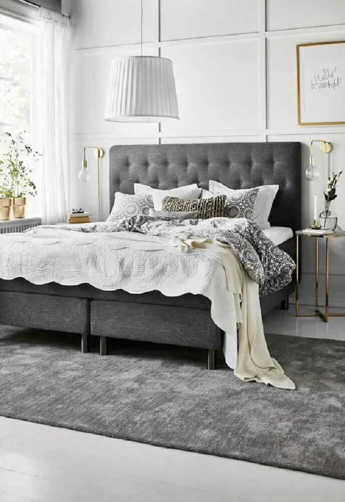 quarto de casal moderno e clean com cabeceira de cama capitonê cinza