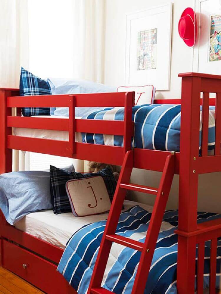 quarto de solteiro decorado com bicama vermelha - Foto TinyBook