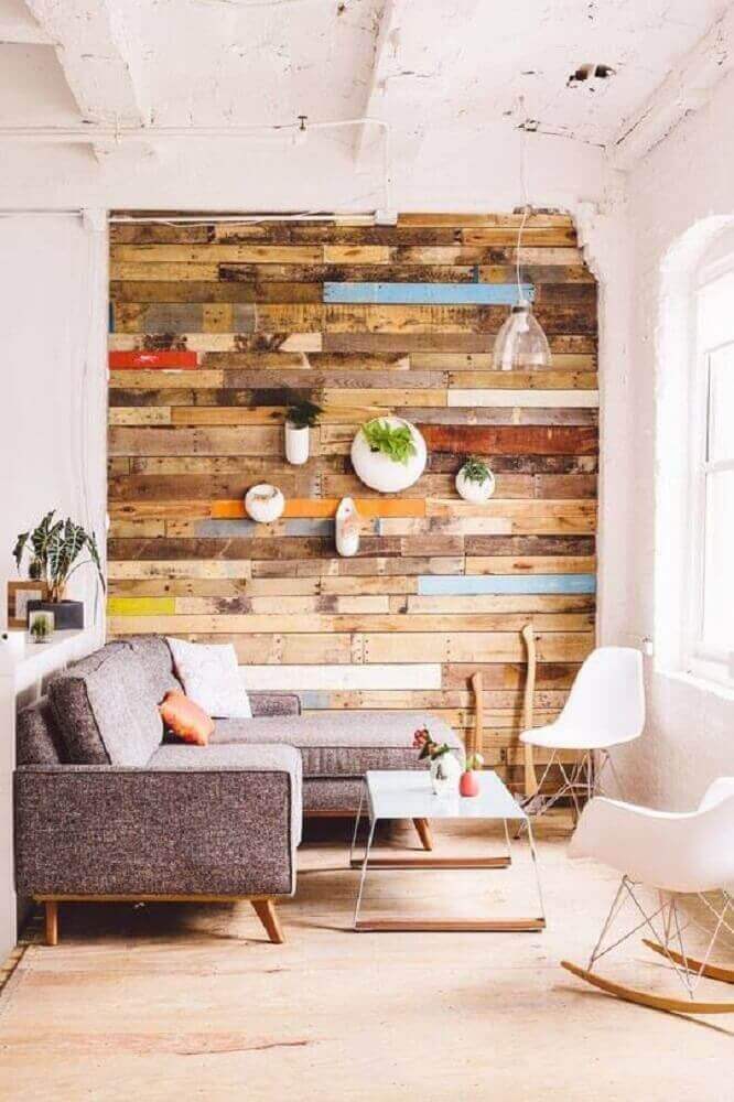 revestimento de parede com painel de pallet para sala de estar decorada 