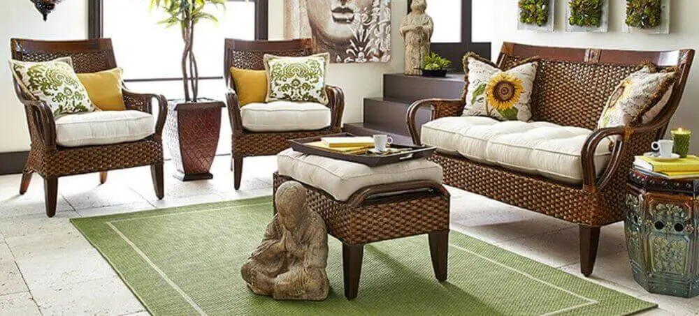 sala de estar decorada com tapete verde e móveis de vime Foto Pier 1