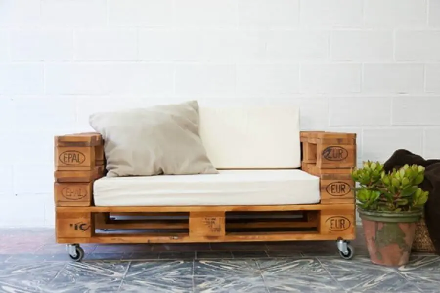 sofá feito com pallets e rodinhas