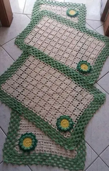 tapete de crochê para cozinha - tapete bege e verde com flores 